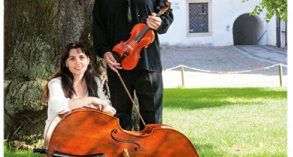Koncert Miloše Černého (housle) a Evy Sašinkové (kontrabas) v Trhových Svinech